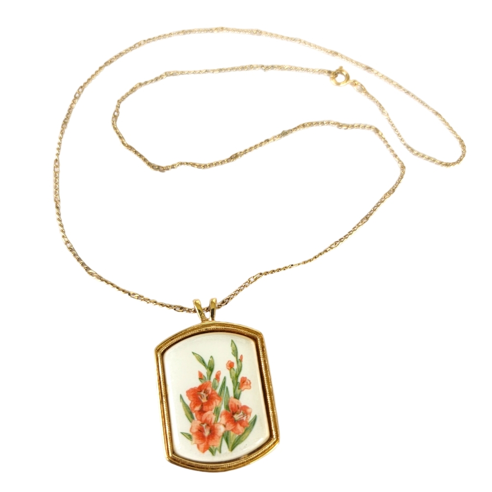 AVON August 1980 Gladiolus December Flower Necklace Strength of Character Gold